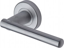 Load image into Gallery viewer, Heritage Brass Door Handle Lever Latch on Round Rose Challenger Design